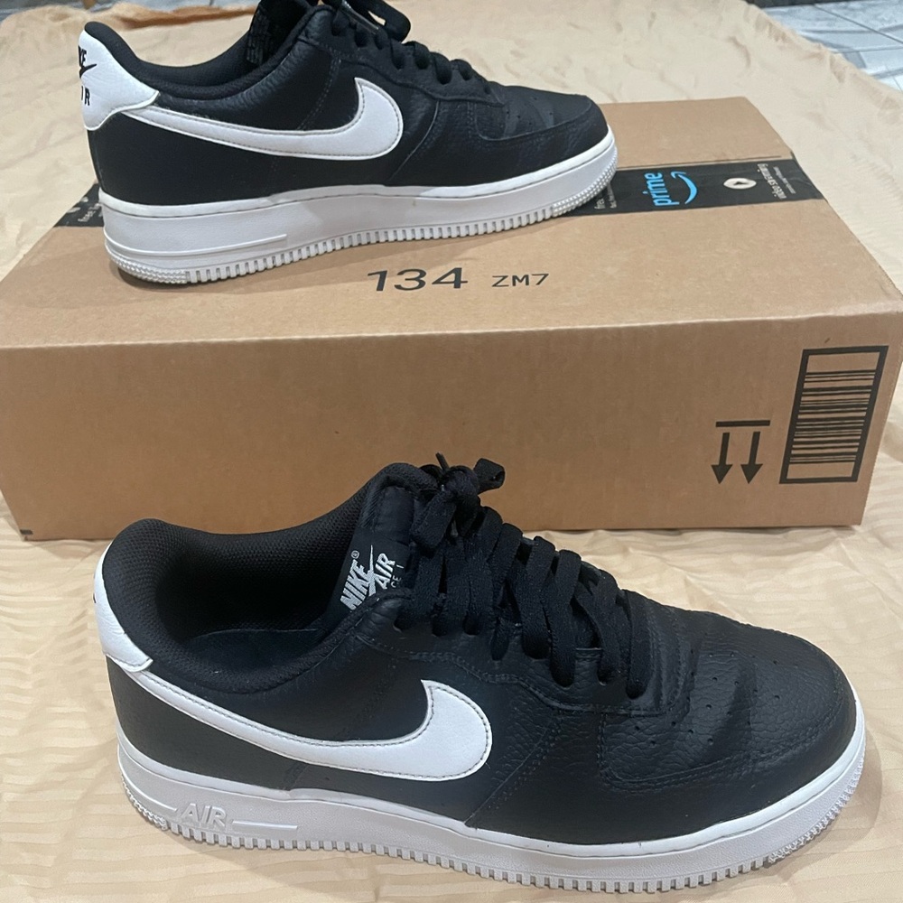 Nike Black and White Athletic Shoes for men size 9 .5 perfec condition